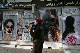 طالبان تخفي صور النساء على واجهات صالونات الحلاقة