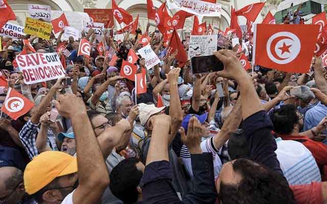 خشية العودة إلى "الديكتاتورية".. تونسيون يتظاهرون ضد قرارات  قيس سعيد