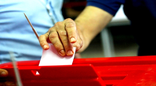 مكاتب التصويت تفتح أبوابها في وجه الناخبين