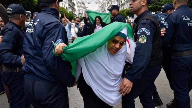 صحيفة "موند أفريك": النظام الجزائري يقود حملة مسعورة ضد الشعب