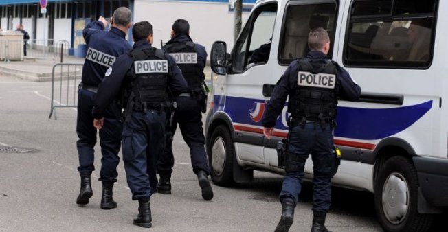 اعتقال طالب خطط لارتكاب مذبحة في مسجد ومدرسة بفرنسا