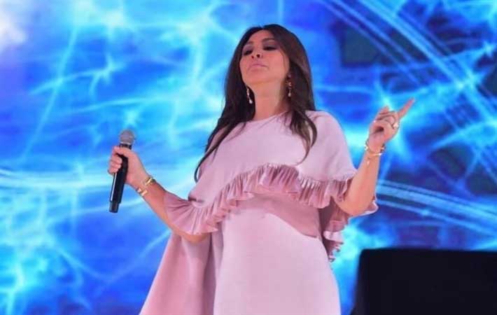 الفنانة إليسا والدرع الواقي في حفل غنائي بالعراق