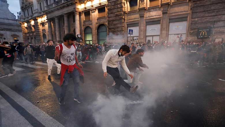 احتجاجات ضد كورونا في روما، والشرطة تستخدم الهراوات ورذاذ الفلفل