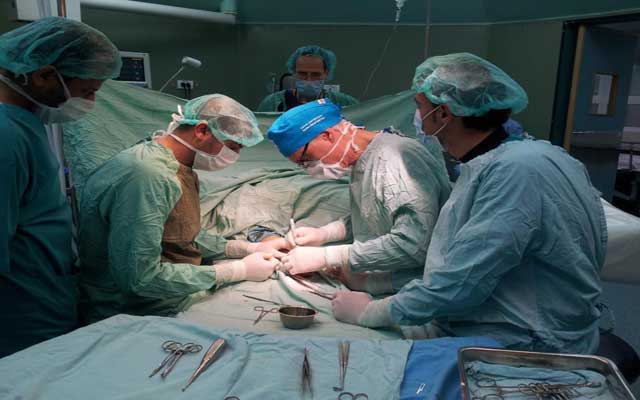 فريق طبي يجري عملية جراحية لزرع أطراف اصطناعية بركبتي مريضة نيجيرية بمراكش