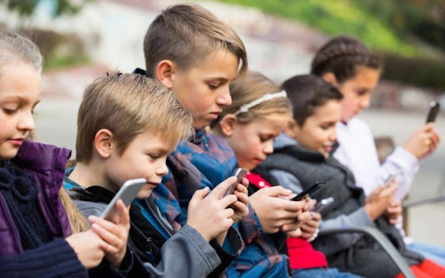 استطلاع يكشف العمر المناسب لإقتناء الهاتف الذكي للأطفال
