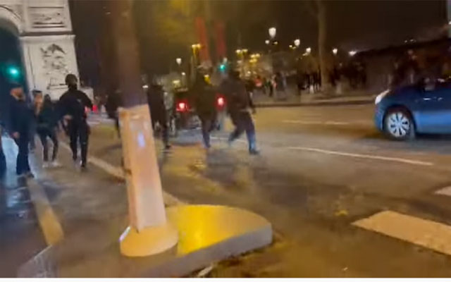 مواجهات بين الشرطة الفرنسية ومشجعي منتخب الجزائر في "الشانزليزيه"(مع فيديو)