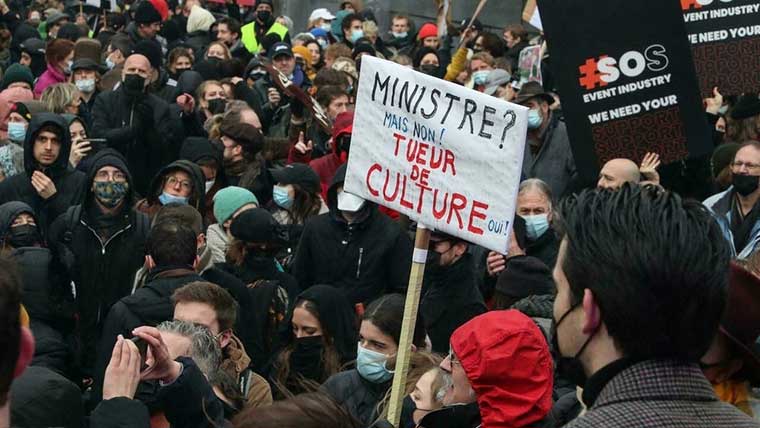 حشود من المتظاهرين ببلجيكا يرفعون شعار "لا لإغلاق قاعات العروض بسبب كورونا"