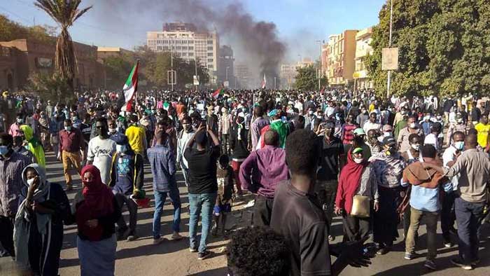 مقتل متظاهرين وتفريق آلاف المحتجين بالعاصمة السودانية الخرطوم