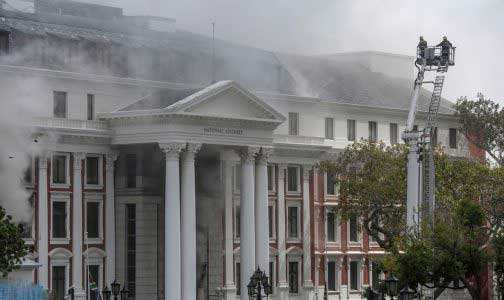 النيران تلتهم مقر برلمان جنوب إفريقيا