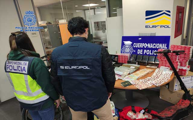 إسبانيا تفكك منظمة إجرامية جزائرية مختصة في الإتجار بالبشر وتهريب "القرقوبي"