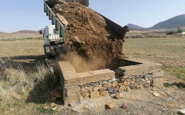 إقليم خنيفرة ..حملة لطمر الآبار والحفر العشوائية بجماعة أجلموس حماية لأرواح الساكنة