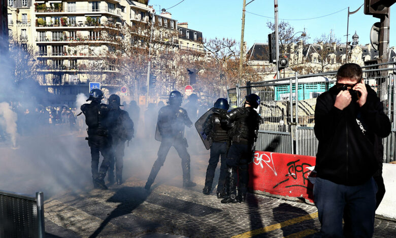 قيود كورونا..الشرطة الفرنسية تستخدم الغاز المسيل للدموع لتفريق محتجين
