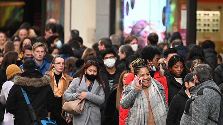 بعد إلغاء إلزامية الكمامة.. مصابو كورونا "أحرار" في بريطانيا