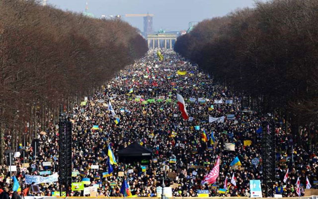 أكثر من مئة ألف متظاهر في مسيرة تضامن مع أوكرانيا في ألمانيا