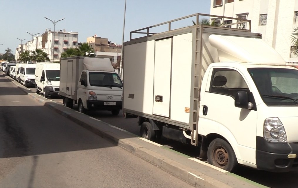 بائع سيارات مستعملة يحاصر بلوك فريد بالبرنوصي بالبيضاء مع (فيديو)