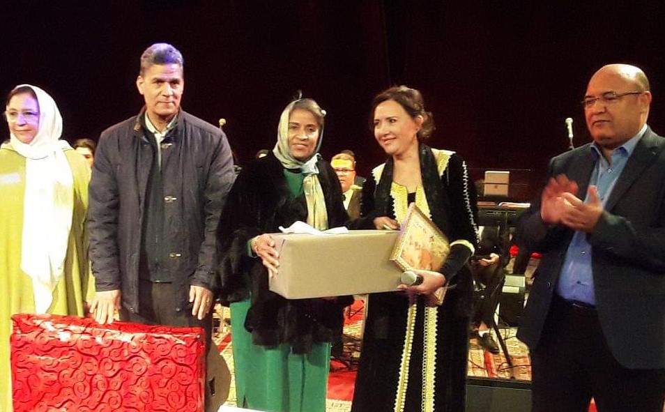 جمعية الأطلس الكبير تكرم الفنانة كريمة الصقلي في ختام مهرجان المواهب بمراكش