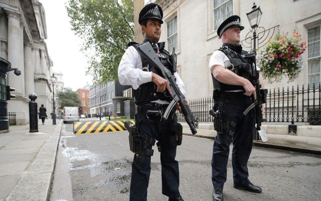 بريطانيا.. رجل يهاجم شرطيين بواسطة سكين في قلب لندن