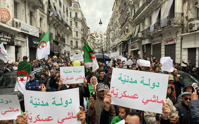 أمام أحد السجون: جزائريون يرفعون شعار" دولة مدنية ماشي عسكرية"(مع فيديو)