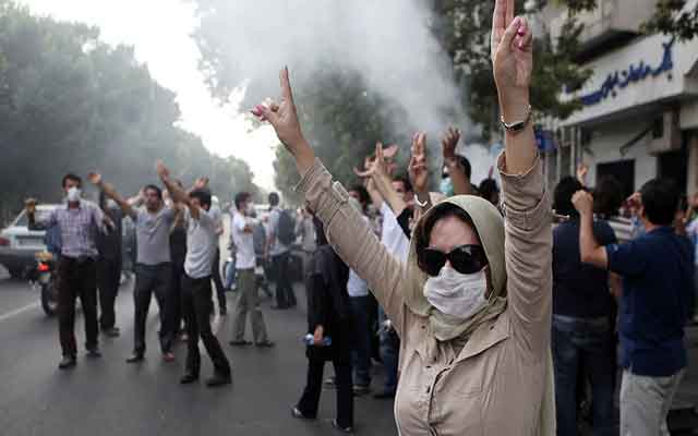 إيران: احتجاجات في مدن عدة والشرطة تطلق الذخيرة الحية لتفريقها( مع فيديو)