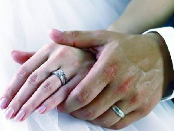تجارة "الزواج الأبيض".. البوليس الإسباني يسقط 129 شخصا، بينهم مغاربة