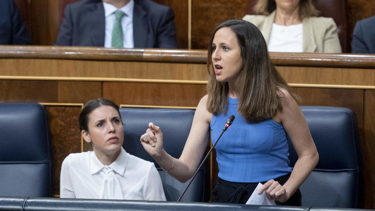 وزيرة إسبانية تطالب بخفض سن التصويت إلى 16 سنة