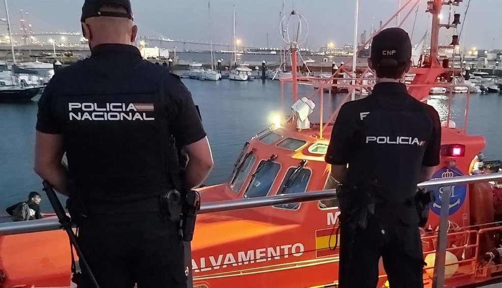 شرطة إسبانيا تحذر من نقص الموارد في مواجهة ضغوط الهجرة من الجزائر