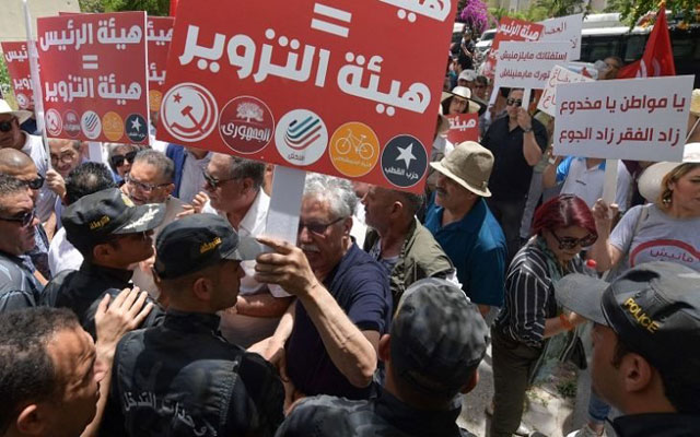 صدامات في تونس بين الشرطة ومحتجّين على استفتاء دستوري(مع فيديو)