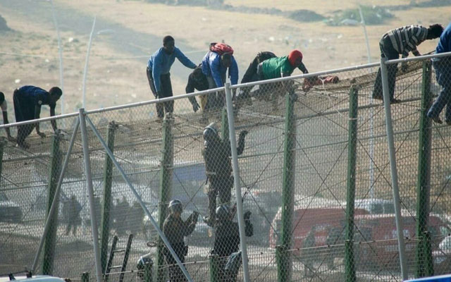 مصرع خمسة مهاجرين غير قانونيين في عملية اقتحام لمليلية المحتلة