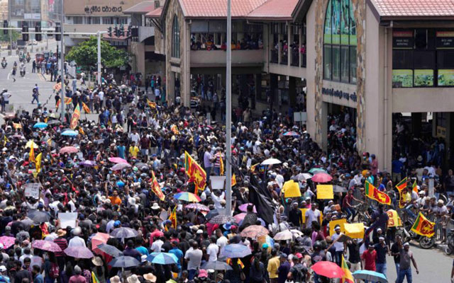 رئيس سريلانكا يفر من مقره بعد اقتحام متظاهرين المجمع الرئاسي ومكتبه