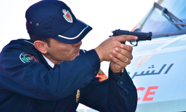 عشريني من ذوي السوابق يجبر ضابط شرطة لاستعمال سلاحه الوظيفي بالفقيه بن صالح