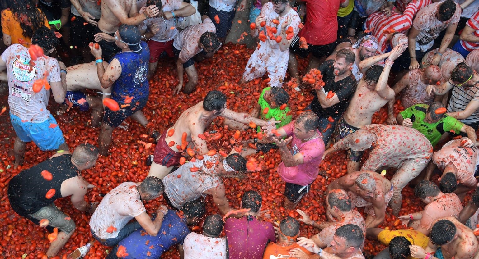 بعد توقف عامين.. مهرجان التراشق بالطماطم يعود إلى اسبانيا