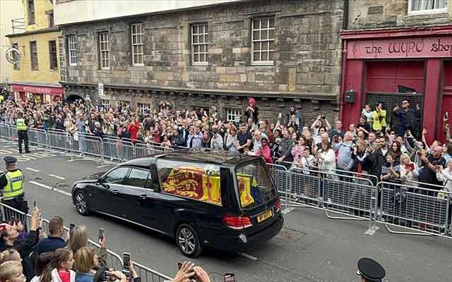 في انتظار الجنازة الوطنية.. جثمان الملكة إليزابيث يسجى في ادنبره