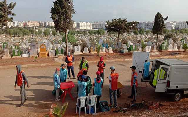 شباب يتطوع من جديد لنظافة مقبرة الرحمة بالبيضاء 