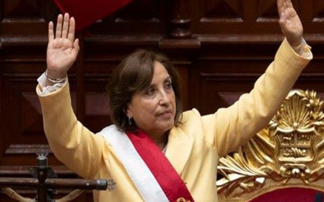 ضغوط على رئيسة البيرو الجديدة لتهدئة الاضطرابات غداة عزل سلفها