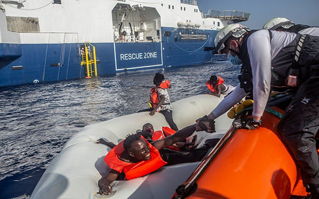 مهاجرة فارة من ليبيا أنجبت على سفينة تابعة لمنظمة أطباء بلا حدود