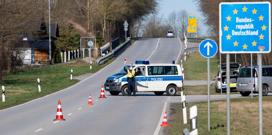 توقيف سيارة على الحدود السويسرية الألمانية يستقلها 23 راكبا