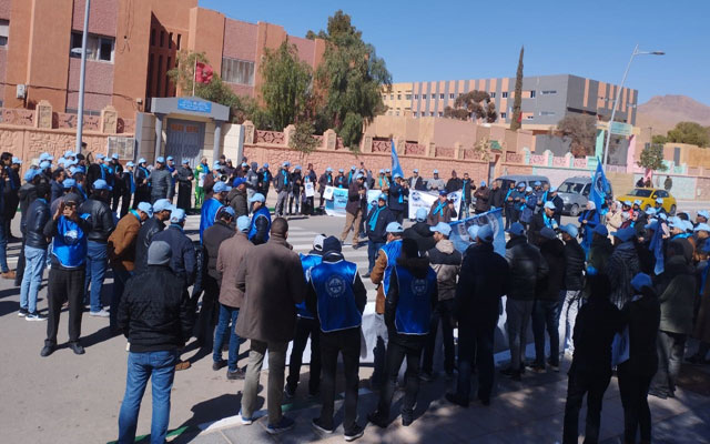 قدموا في قافلة جهوية بالسيارات.. رجال ونساء التعليم يحتجون على المدير الاقليمي للتربية الوطنية ببوعرفة