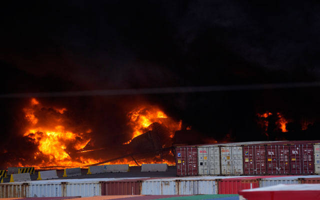 لا يزال مشتعلا.. صور تكشف ماذا يحدث بميناء إسكندرون التركي الدولي بسبب الزلزال