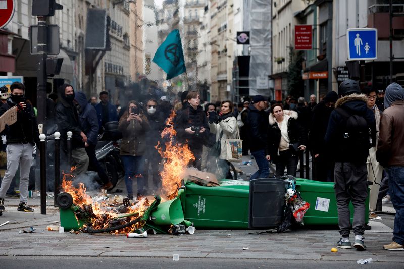 بعد اعتماد قانون إصلاح التقاعد ..مواجهات عنيفة بين الشرطة والمتظاهرين في عدد من المدن الفرنسية (مع فيديو)