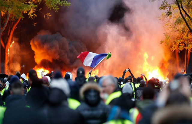 الشرطة الفرنسية تقمع الاحتجاجات ضد قانون التقاعد أمام البرلمان(مع فيديو)
