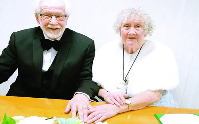 بعد 60 عاما من قصة حب.. مسنان بريطانيان يتزوجان