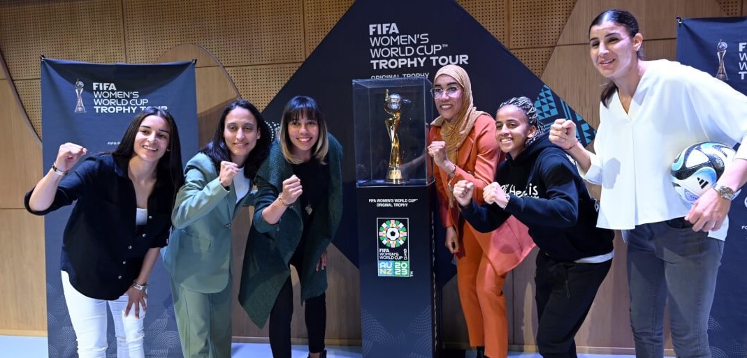 الكأس الأصلية لنهائيات كأس العالم لكرة القدم النسوية تصل إلى المغرب
