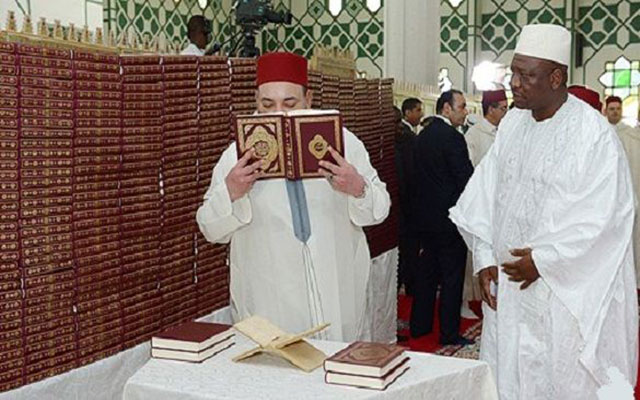 تسليم هبة ملكية من الكتب لفائدة المسجد العمري بدكار
