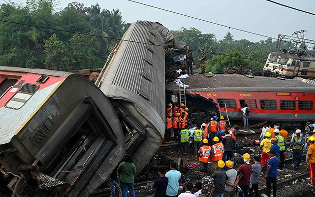 أكثر من 288 قتيلا ومئات الجرحى في تصادم ثلاثة قطارات في الهند