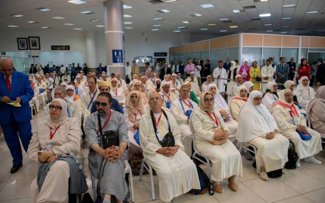 فضيحة.. حوالي 2000 حاج ينتظرون حجوزات الطيران ووزارة السياحة في دار غفلون!!!