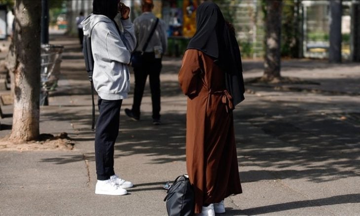 فرنسا.. مجلس الدولة يرفض استئنافا ضد حظر العباءة بالمدارس