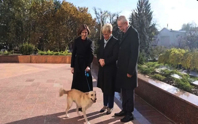 كلب رئيسة مولدافيا يعض رئيس النمسا خلال زيارة رسمية (مع فيديو)