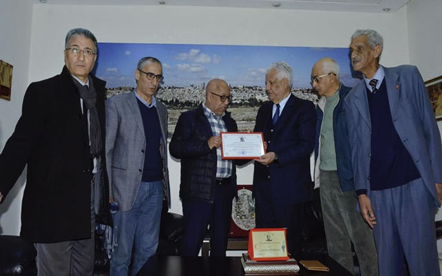 تسليم درع جائزة الحيحي للتطوع للهلال الأحمر الفلسطيني