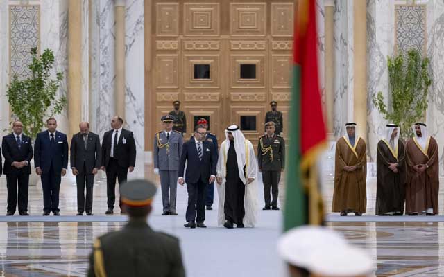 الملك ورئيس دولة الإمارات يوقعان بأبوظبي إعلان "نحو شراكة مبتكرة ومتجددة وراسخة بين المملكة المغربية ودولة الإمارات العربية المتحدة"