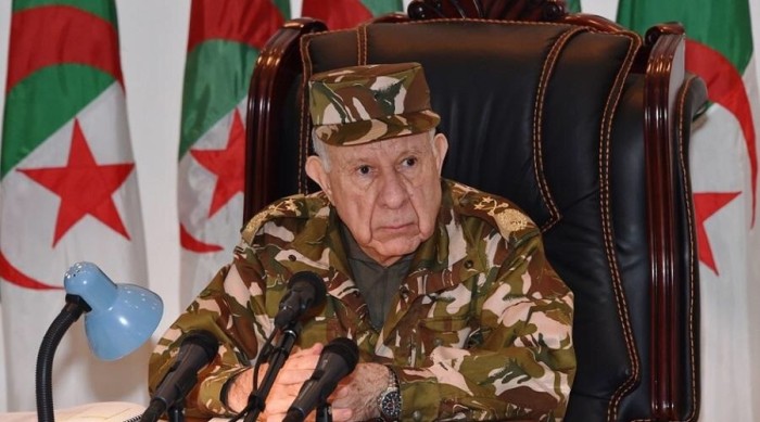 زعزعة القيادة العسكرية العليا الجزائرية بسبب تفاحتين